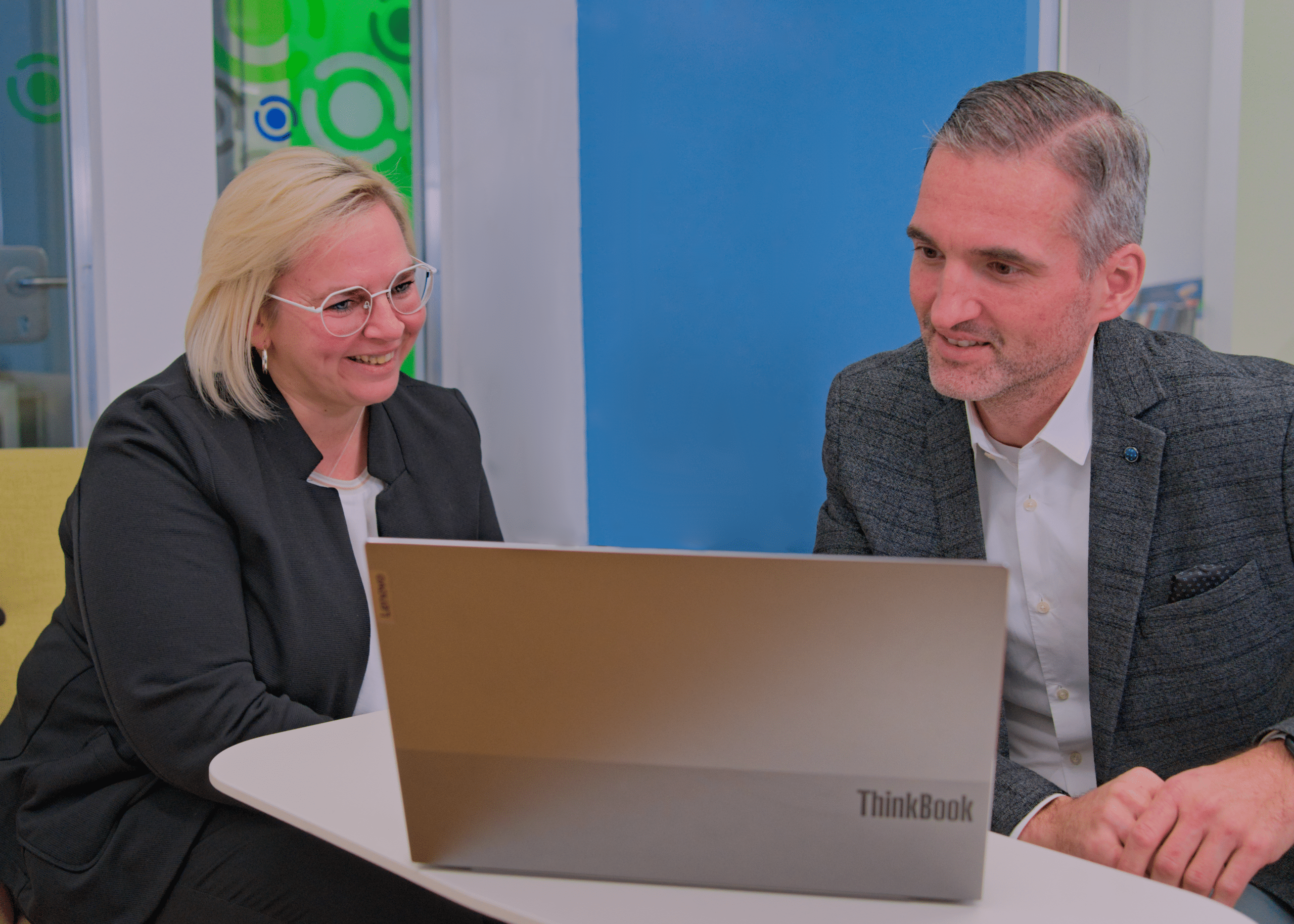 Prodato Analyse Zwei Personen Laptop